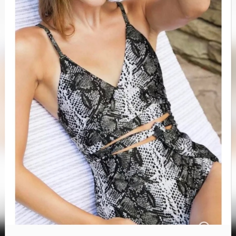 Aerie Swim Snakeskin Wrap Full Coverage One Piece in Black/White